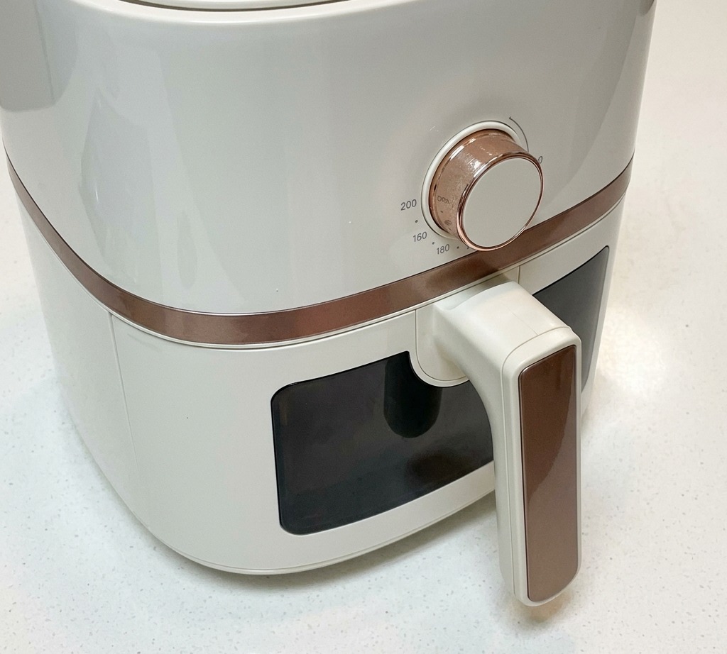 Close-up of the air fryer temperature dial set to 180 degrees.