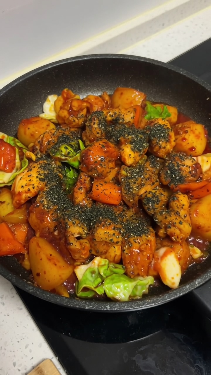 Korean Spicy Stir-fried Chicken (Dakgalbi)