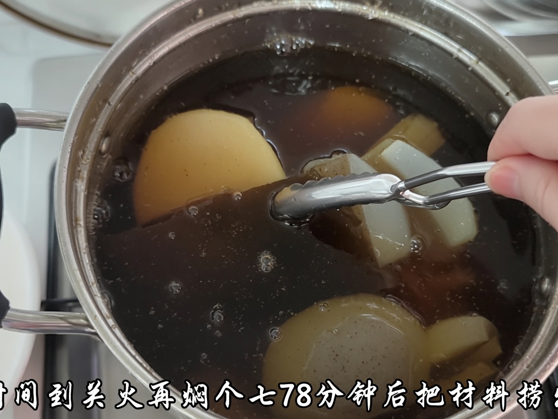 Straining solid ingredients from the prepared broth.