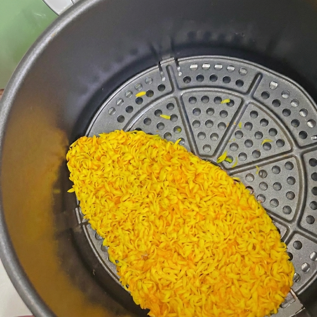 Close-up of the green air fryer timer dial being set to the 10-minute mark.