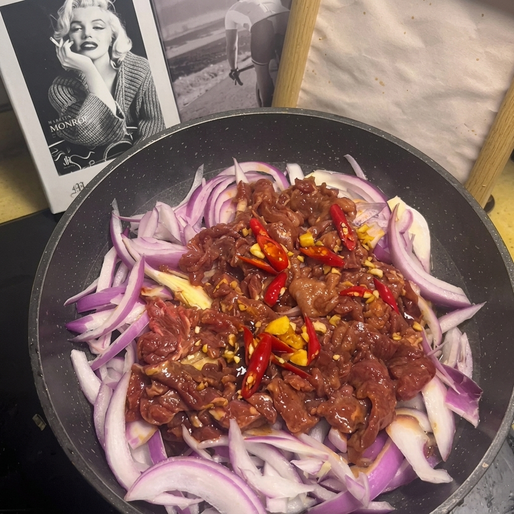 A pan covered with a glass lid, with steam beginning to accumulate inside during the simmering process.