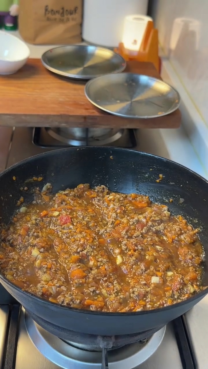Air Fryer Tomato Beef Sauce Pizza