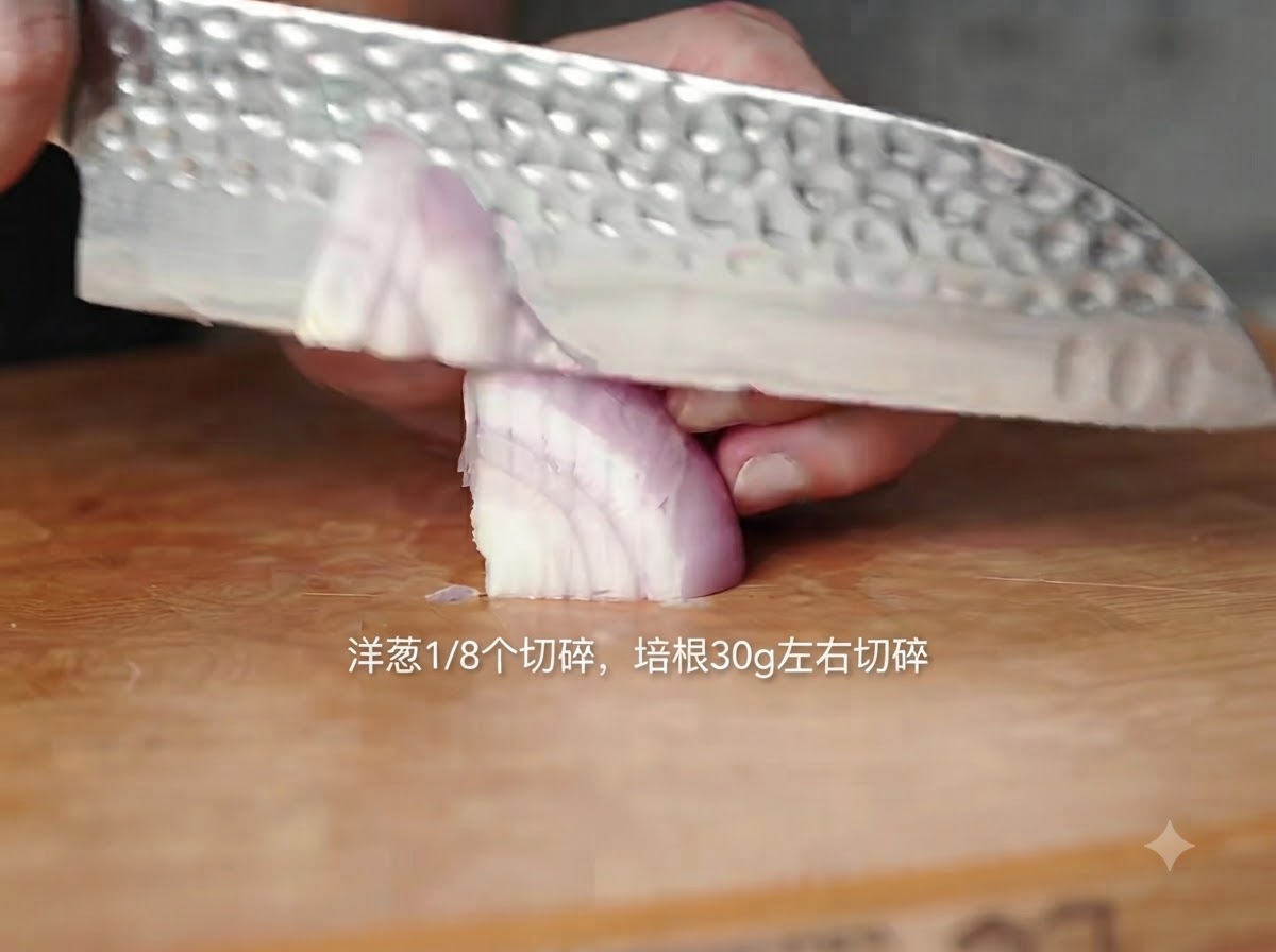 A chefs knife cutting a piece of red onion on a wooden board with Vietnamese text overlay.