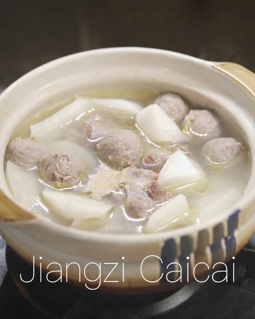 A pot of soup seasoned with white pepper powder and salt, with text overlay at the bottom.